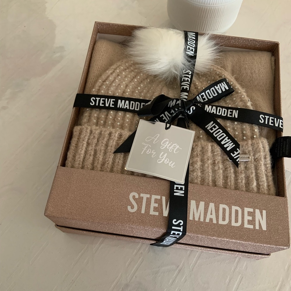 BRAND NEW Steve Madden beanie scarf set